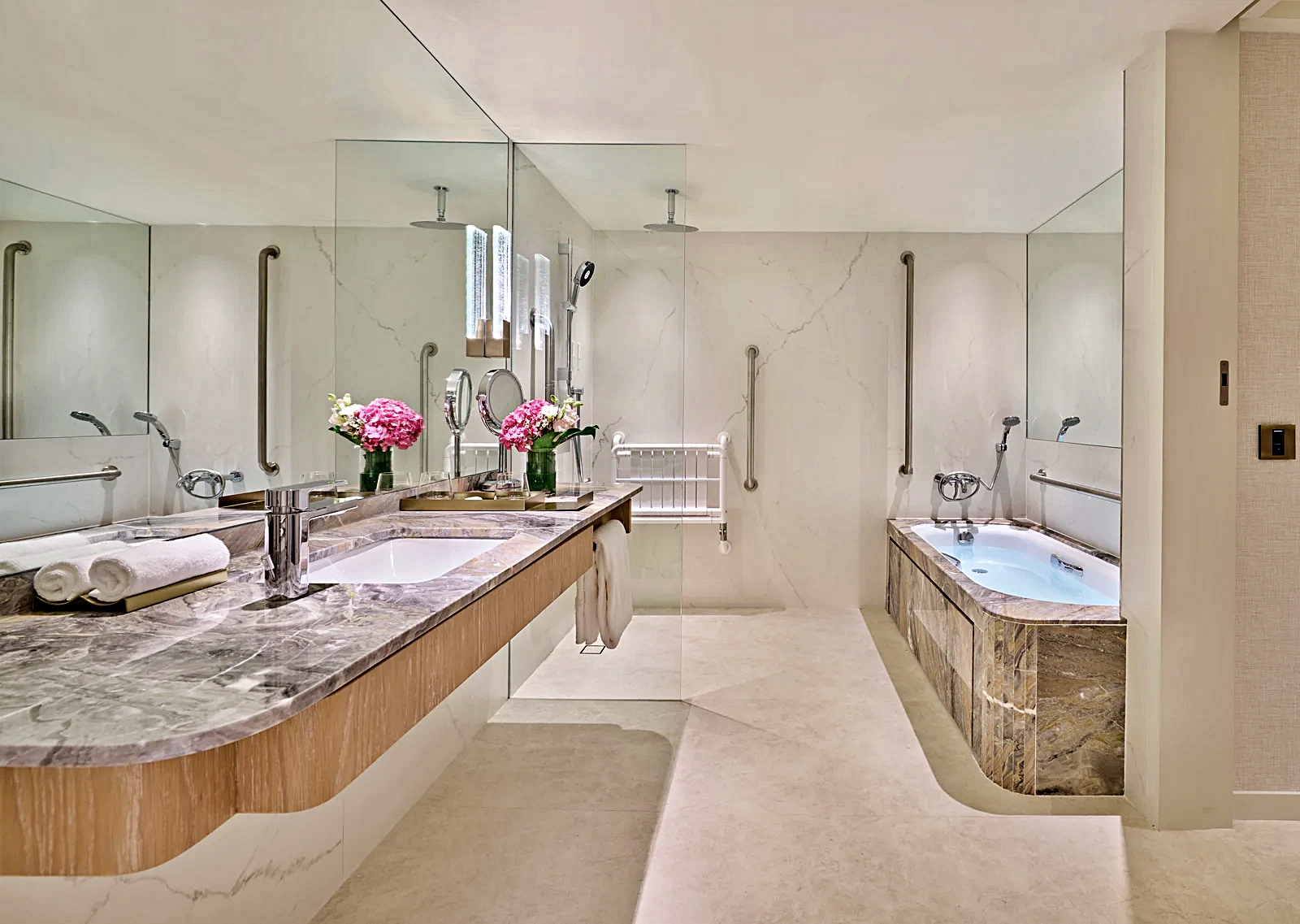 디럭스 룸 위드 발코니