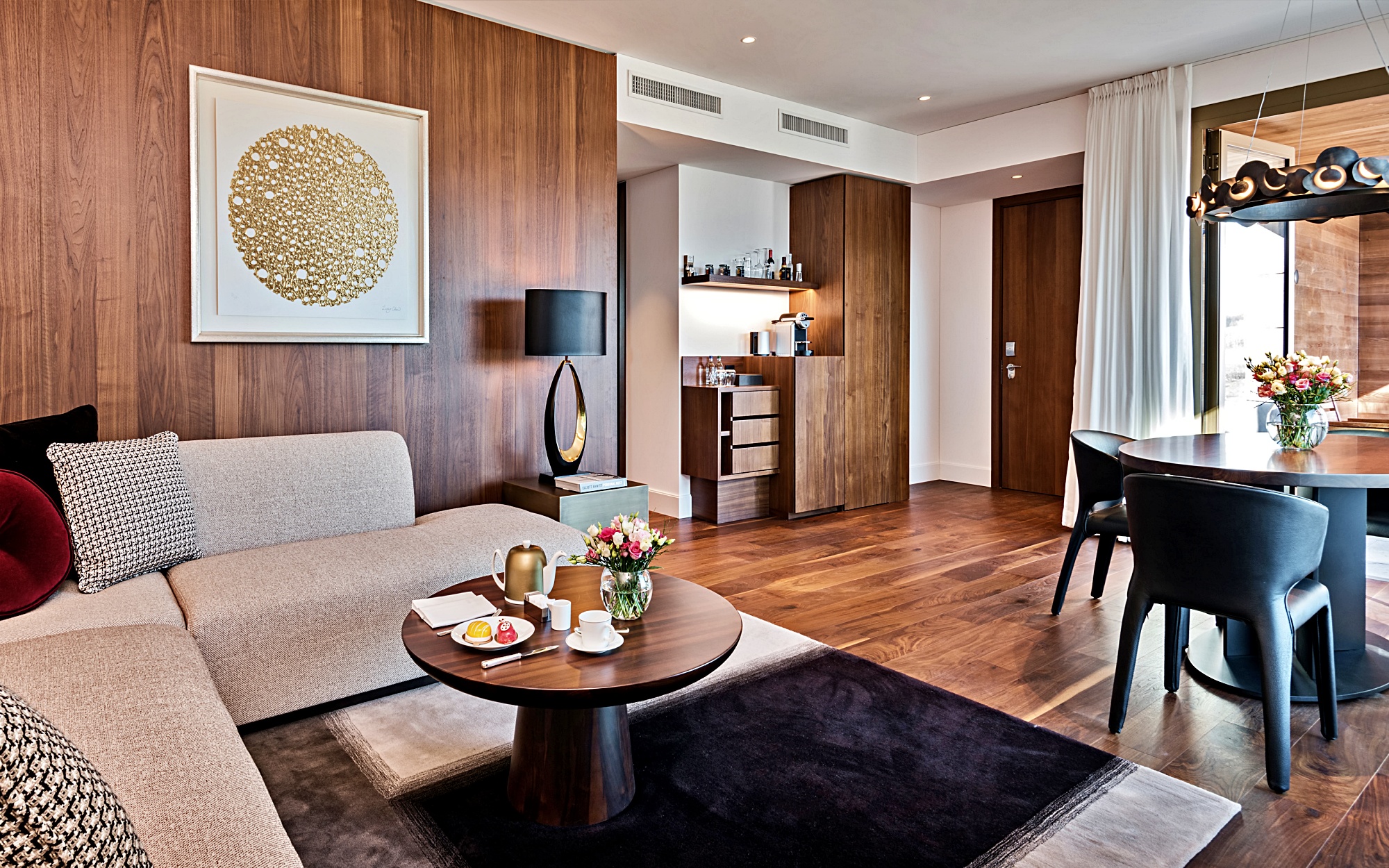 컨템포러리 레이크뷰 스파 스위트